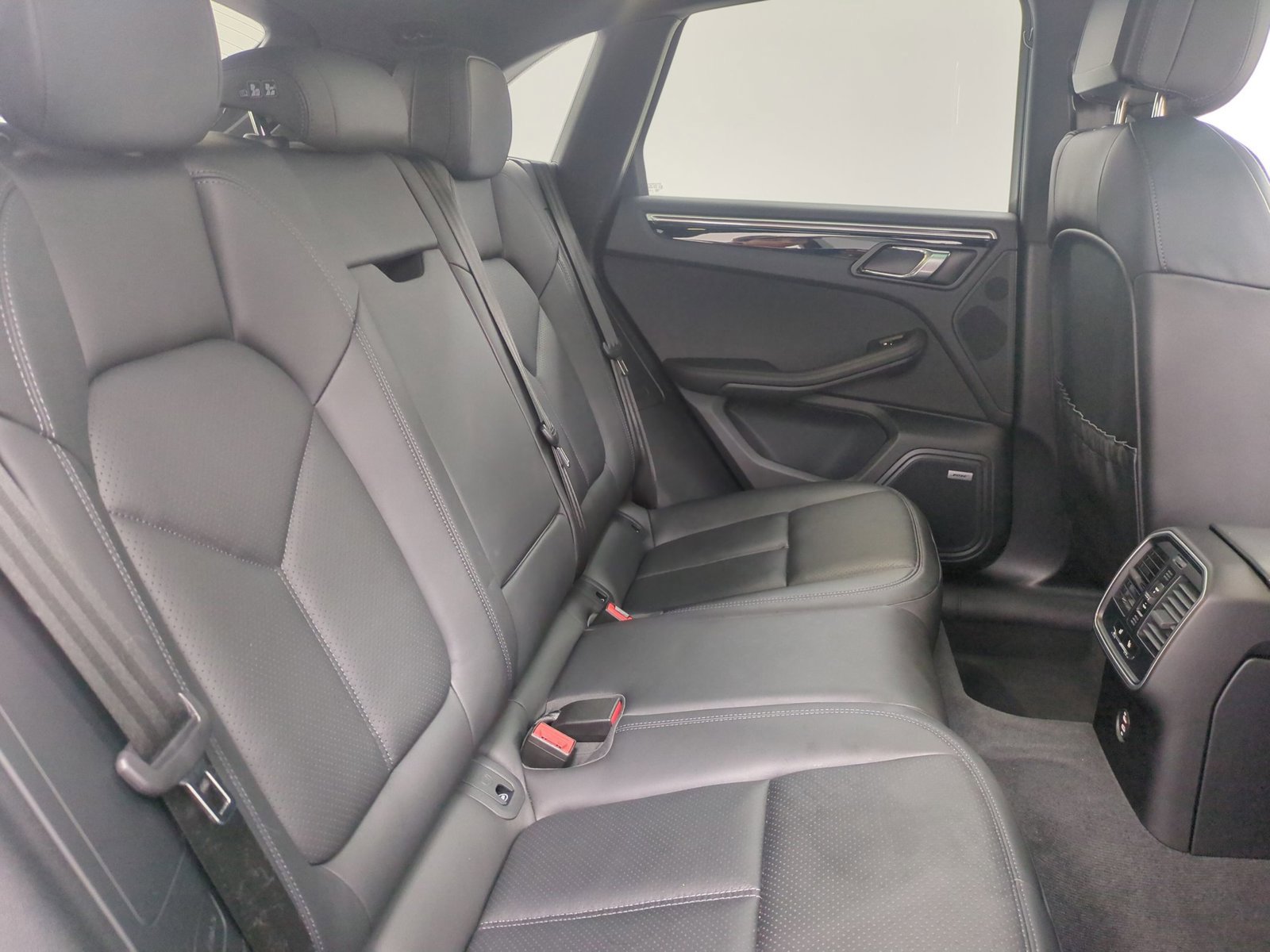 Certified 2022 Porsche Macan AWD/4WD image 24