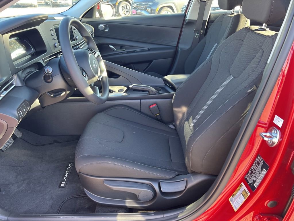 Used 2025 Hyundai Elantra SE image 13
