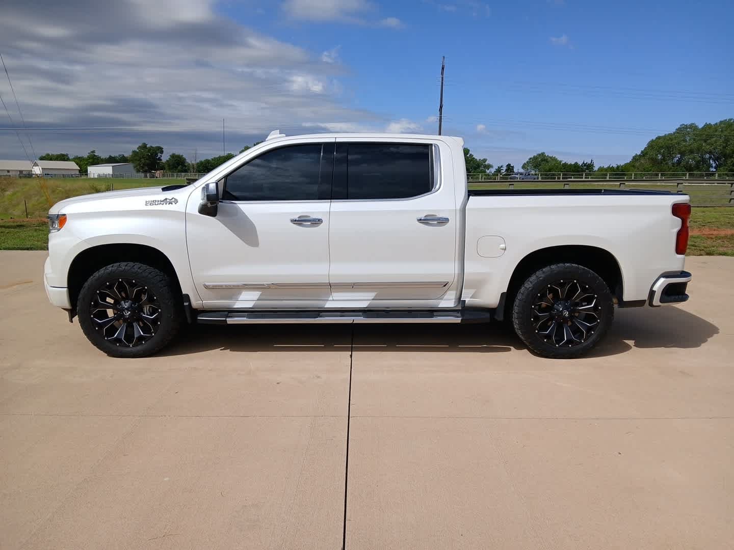 Used 2023 Chevrolet Silverado 1500 High Country w/ High Country Premium Package AWD/4WD image 3