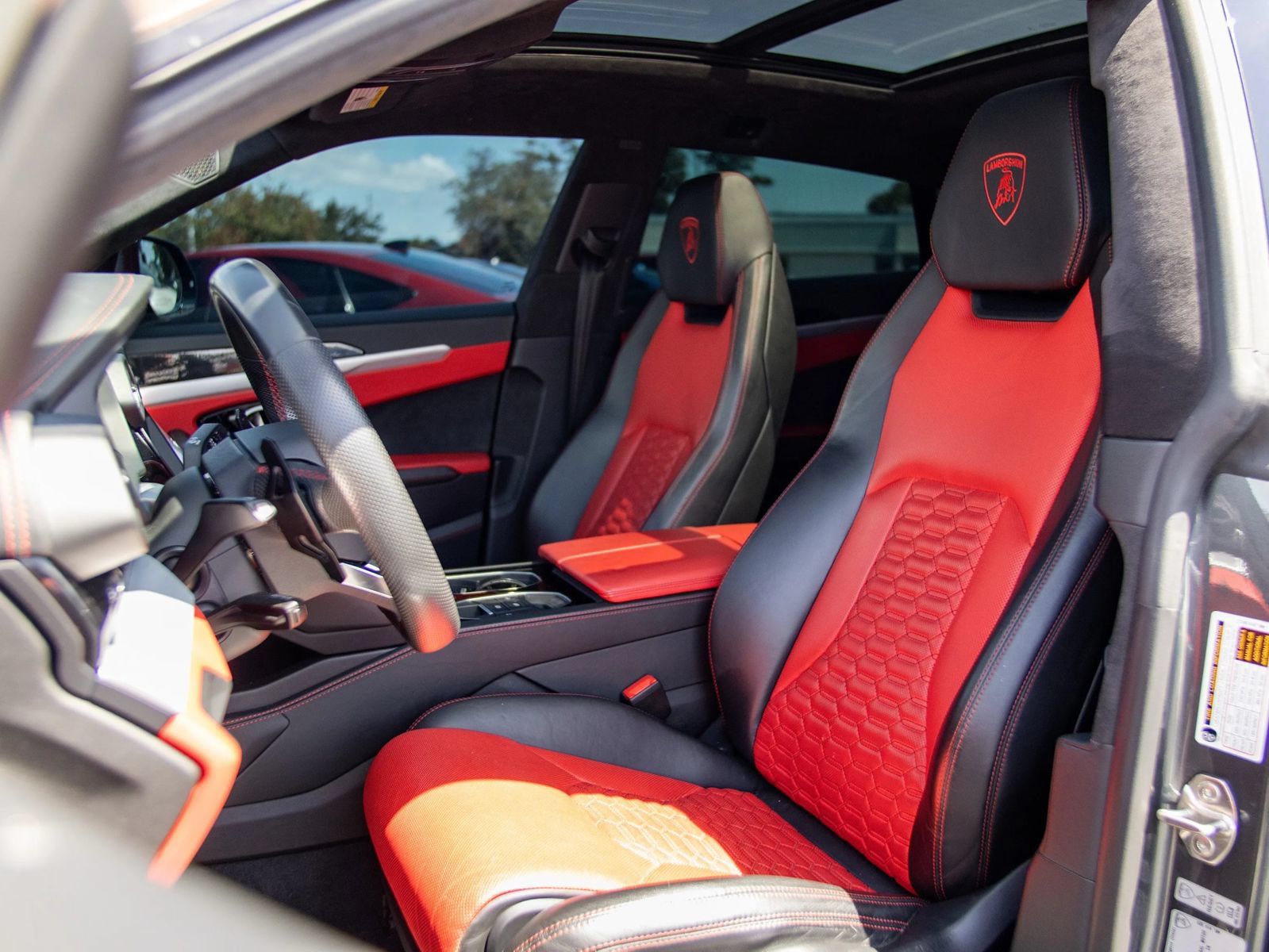 Used 2019 Lamborghini Urus AWD/4WD image 32