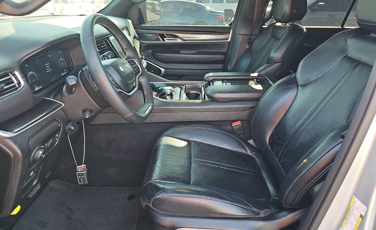 Used 2023 Jeep Wagoneer 4WD image 7