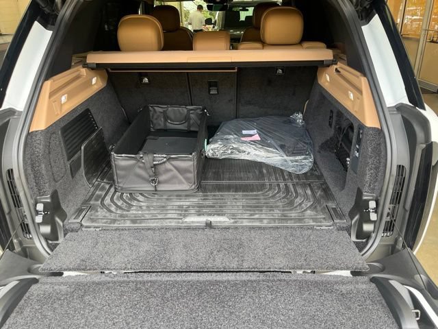 Certified 2025 Land Rover Range Rover SE AWD/4WD image 13