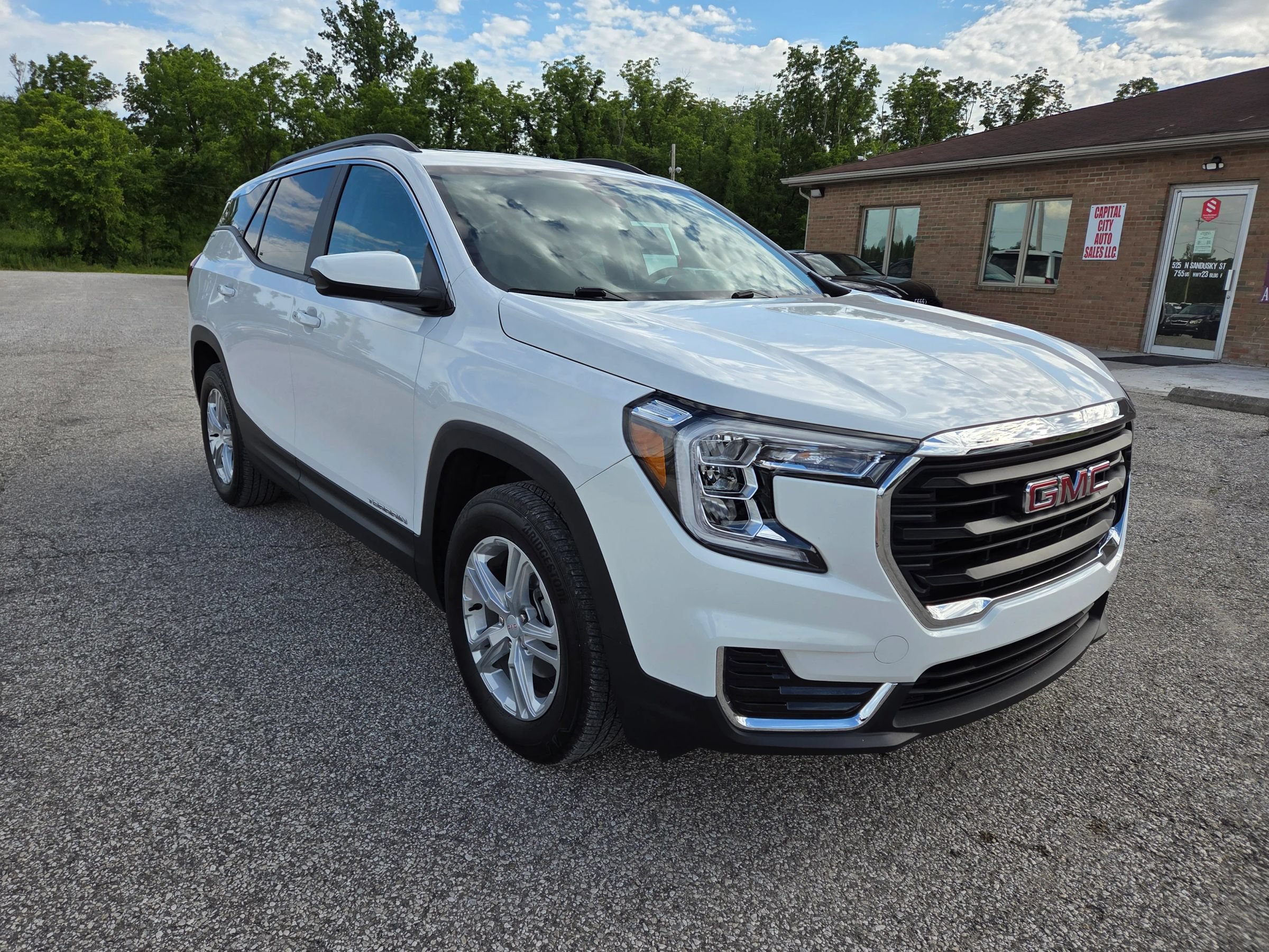 Used 2023 GMC Terrain SLE w/ Driver Convenience Package AWD/4WD image 3