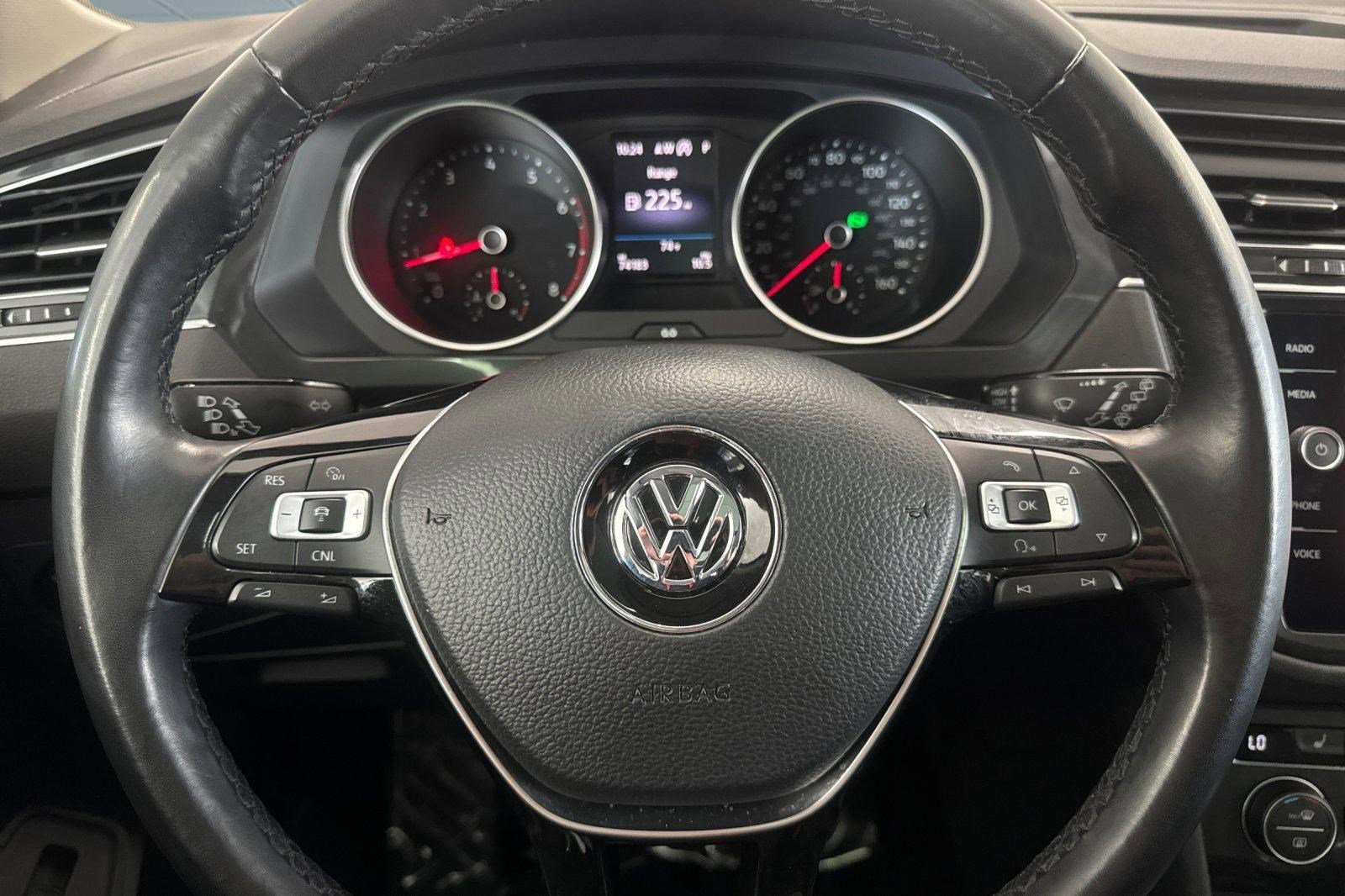 Used 2018 Volkswagen Tiguan SEL FWD image 16