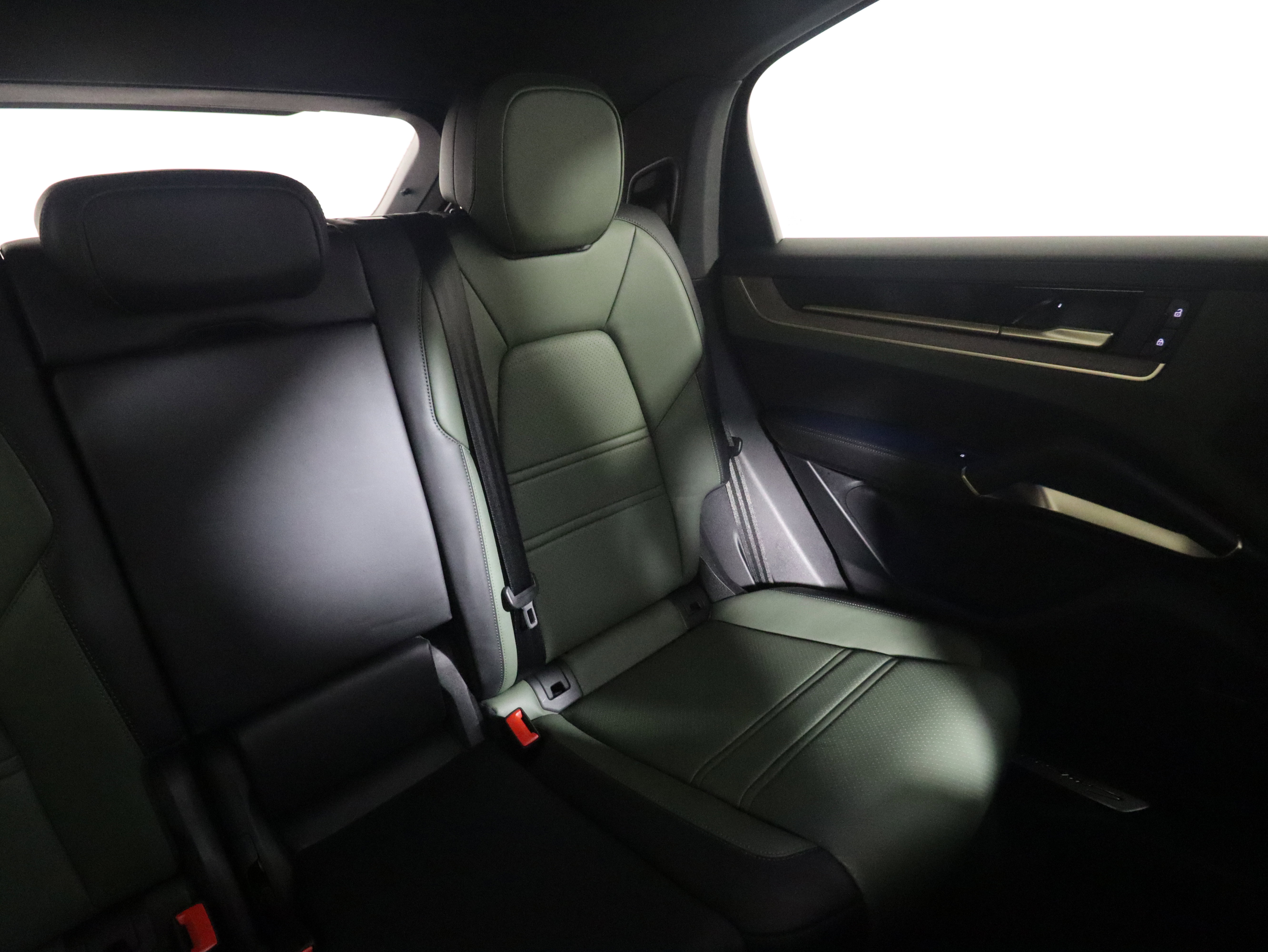 Used 2025 Porsche Cayenne Coupe image 17