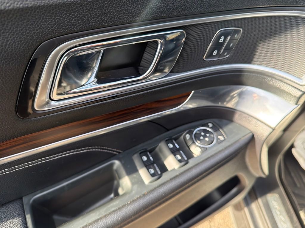 Used 2017 Ford Explorer Limited image 12