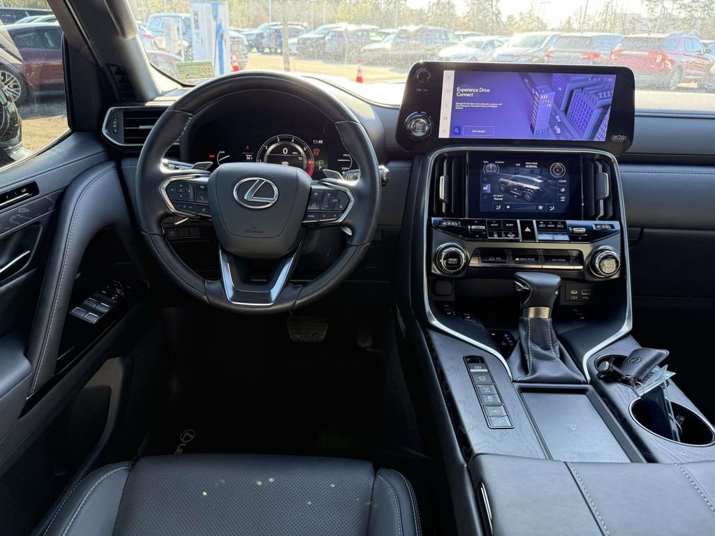 Used 2024 Lexus LX 600 4WD w/ Luxury Package image 8