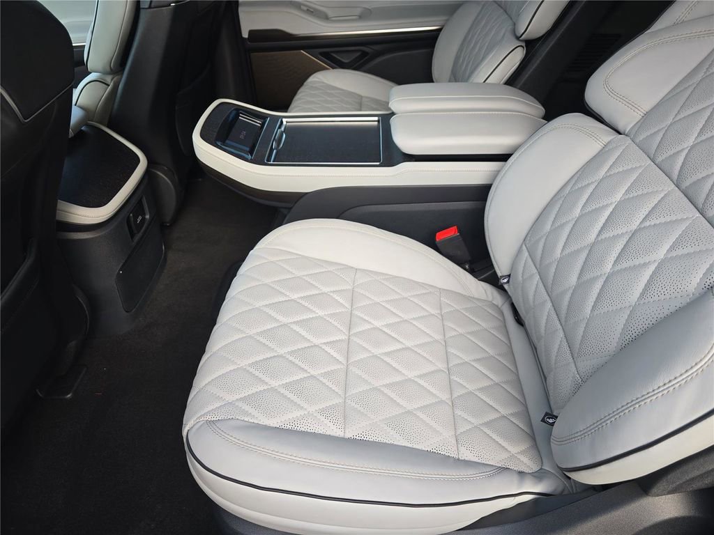 New 2026 Lincoln Navigator L Black Label AWD/4WD image 16