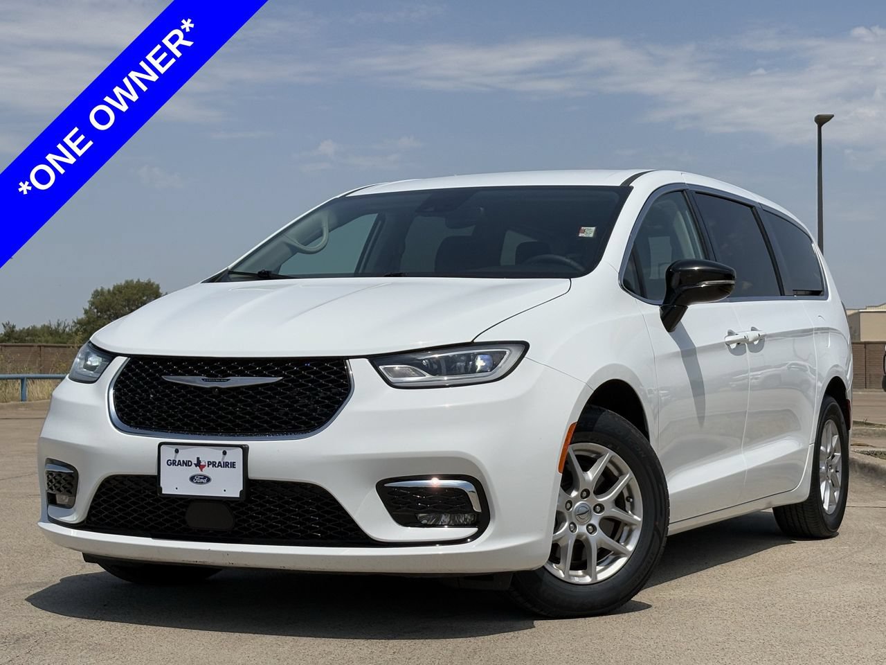 Used 2024 Chrysler Pacifica Touring-L FWD image 2