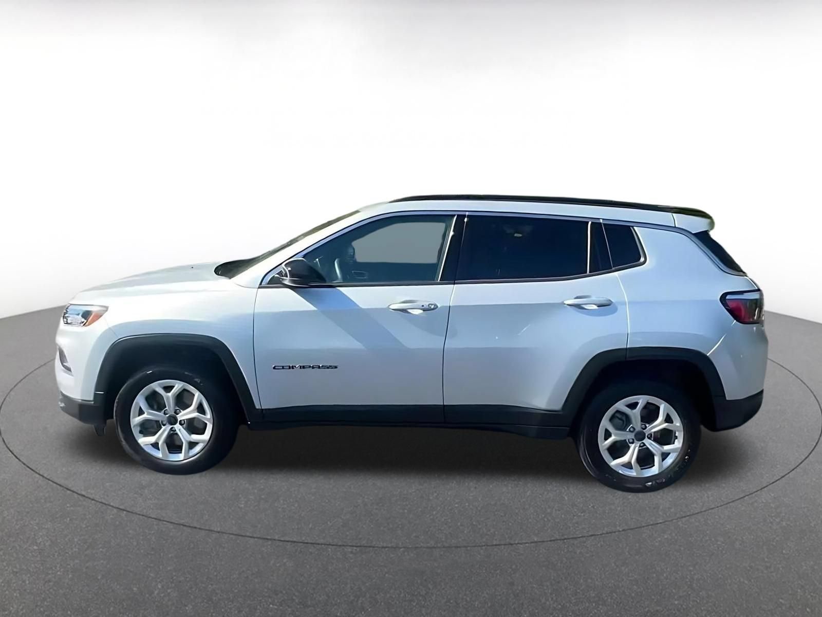 Used 2025 Jeep Compass Latitude AWD/4WD image 8