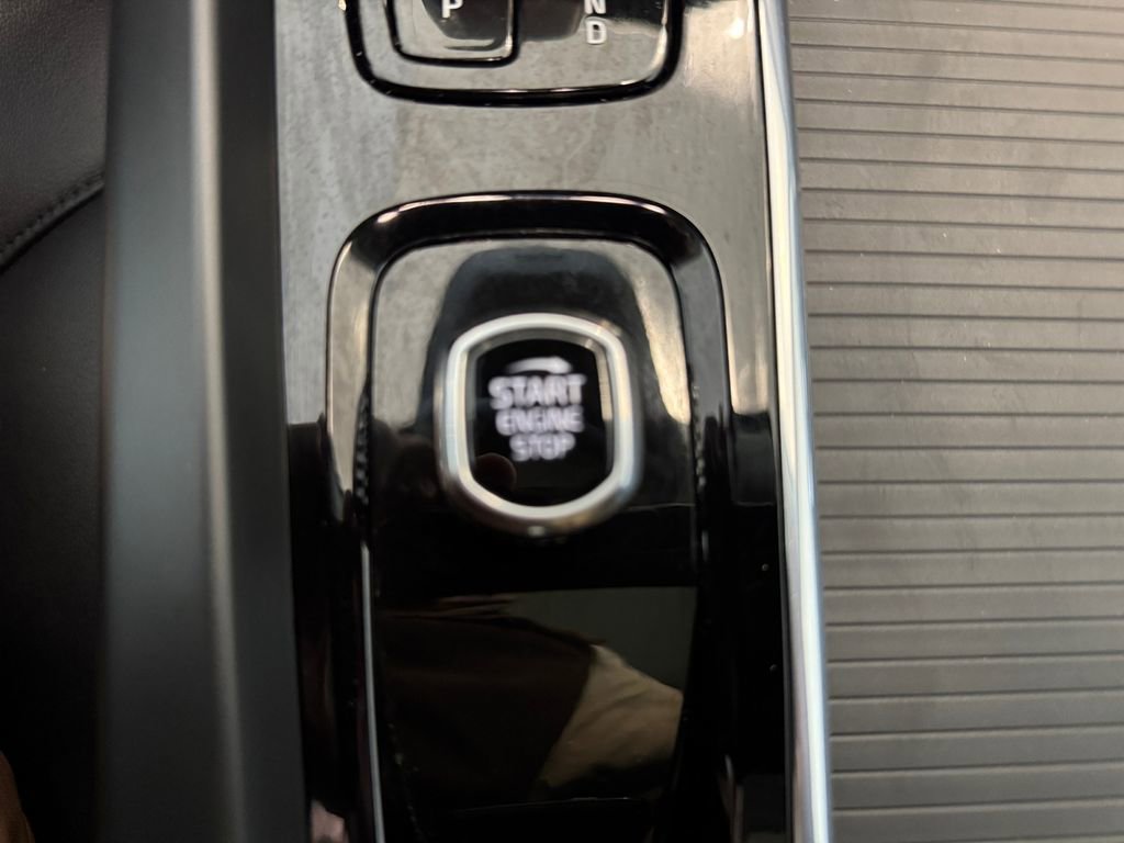 Certified 2025 Volvo XC60 B5 Core image 15