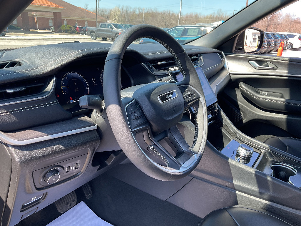 Used 2024 Jeep Grand Cherokee Limited image 10