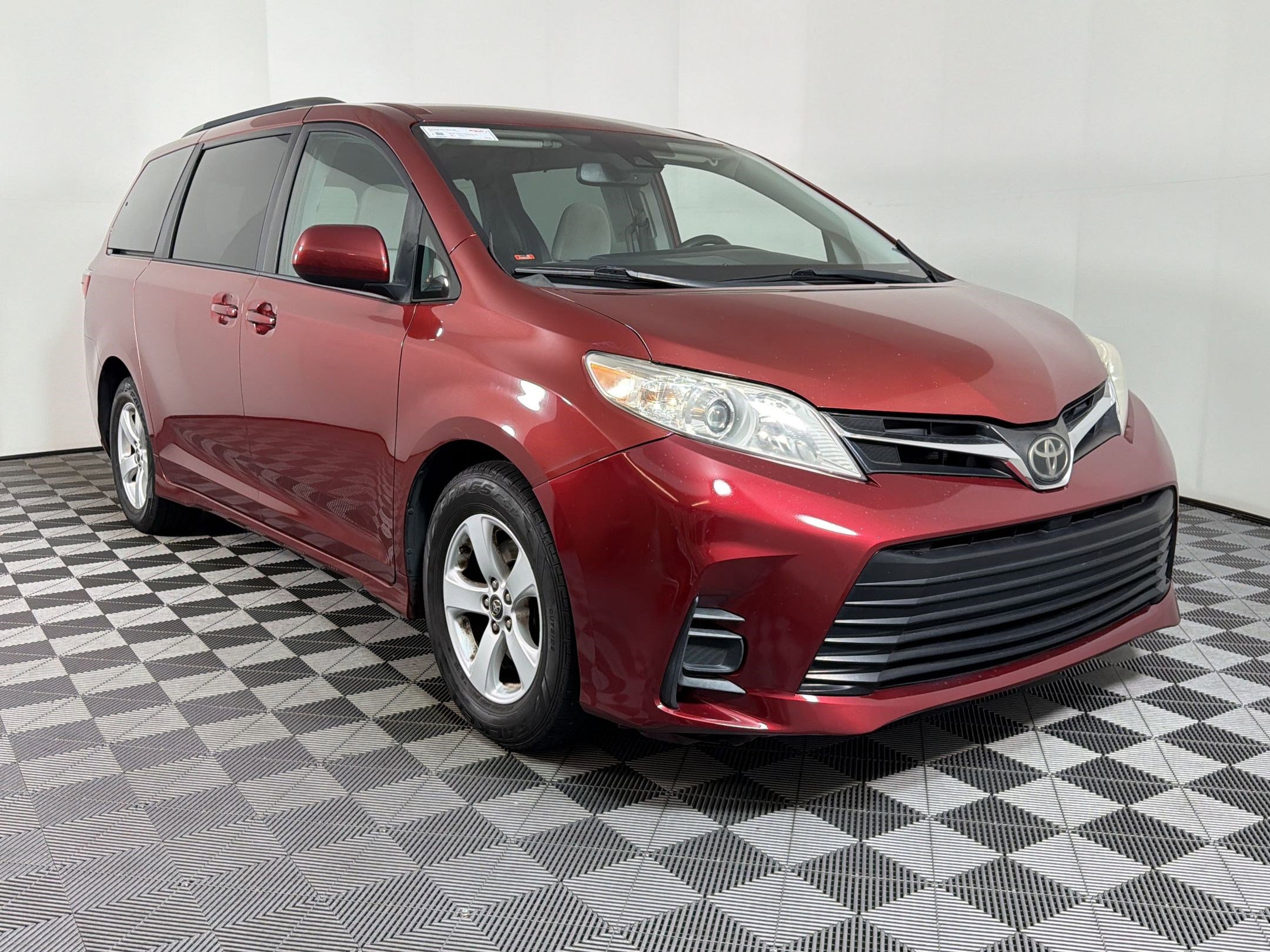 Used 2018 Toyota Sienna LE image 6