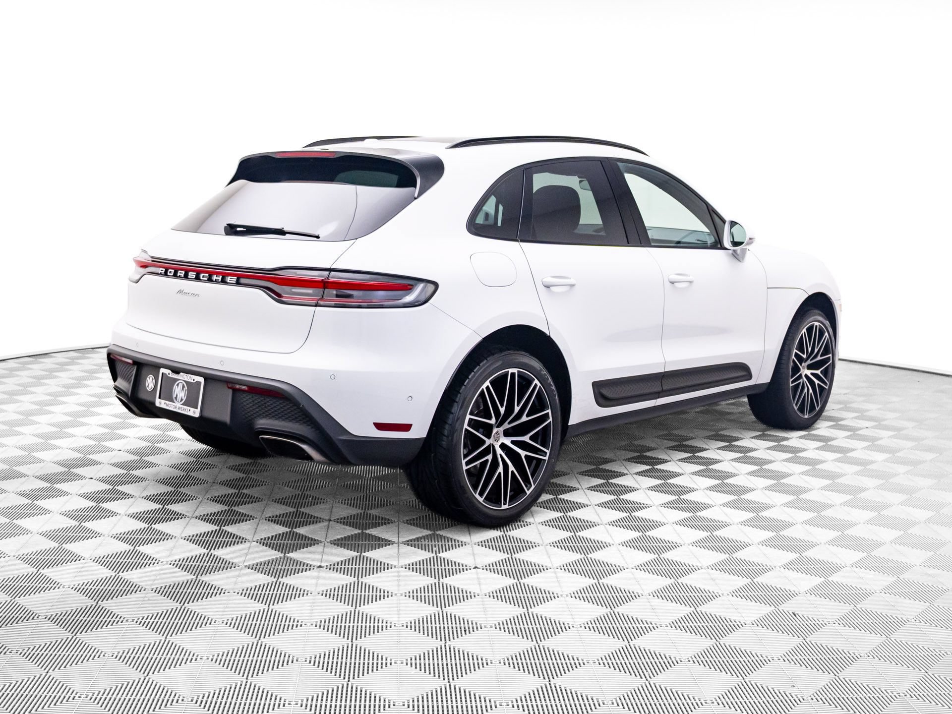 Certified 2024 Porsche Macan w/ Premium Plus Package AWD/4WD image 8