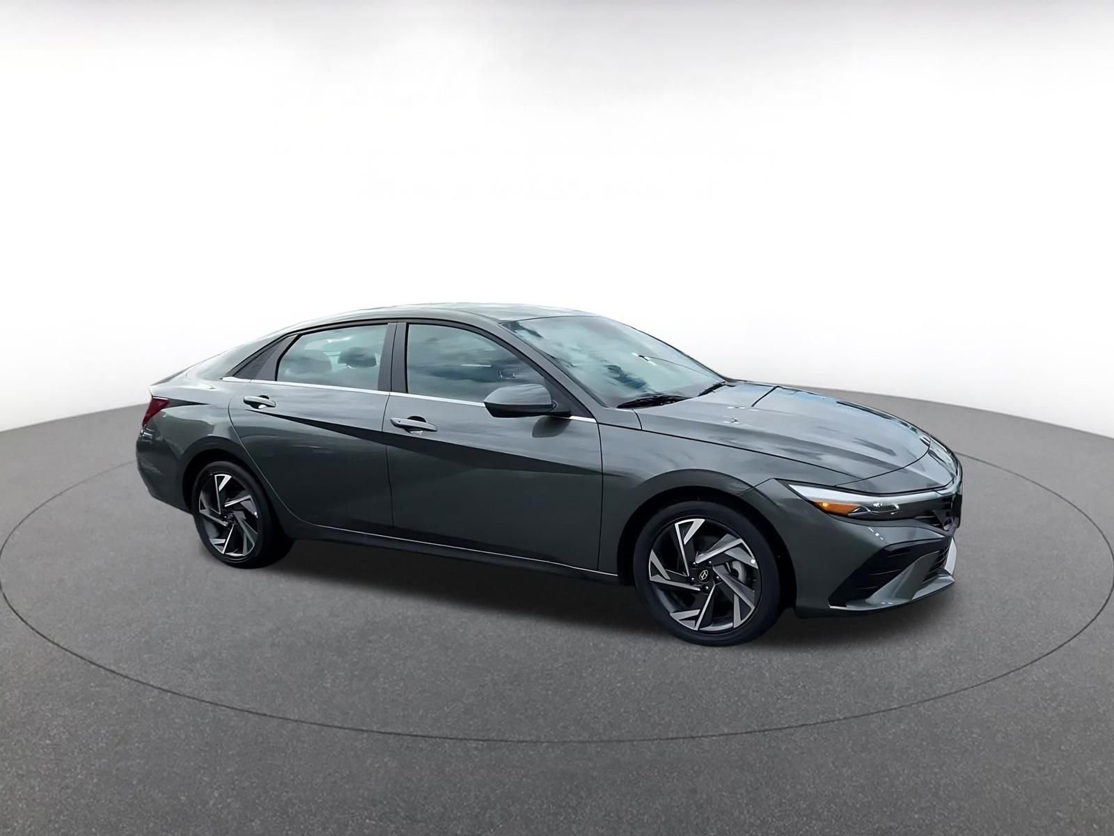 Used 2025 Hyundai Elantra SEL image 2