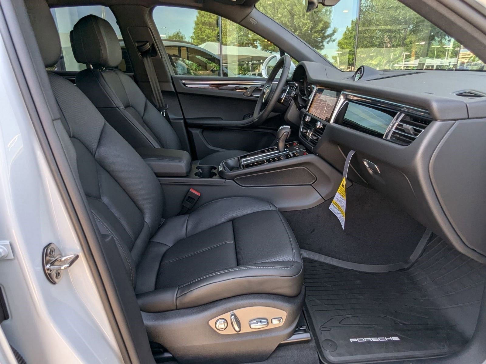 Certified 2025 Porsche Macan AWD/4WD image 25