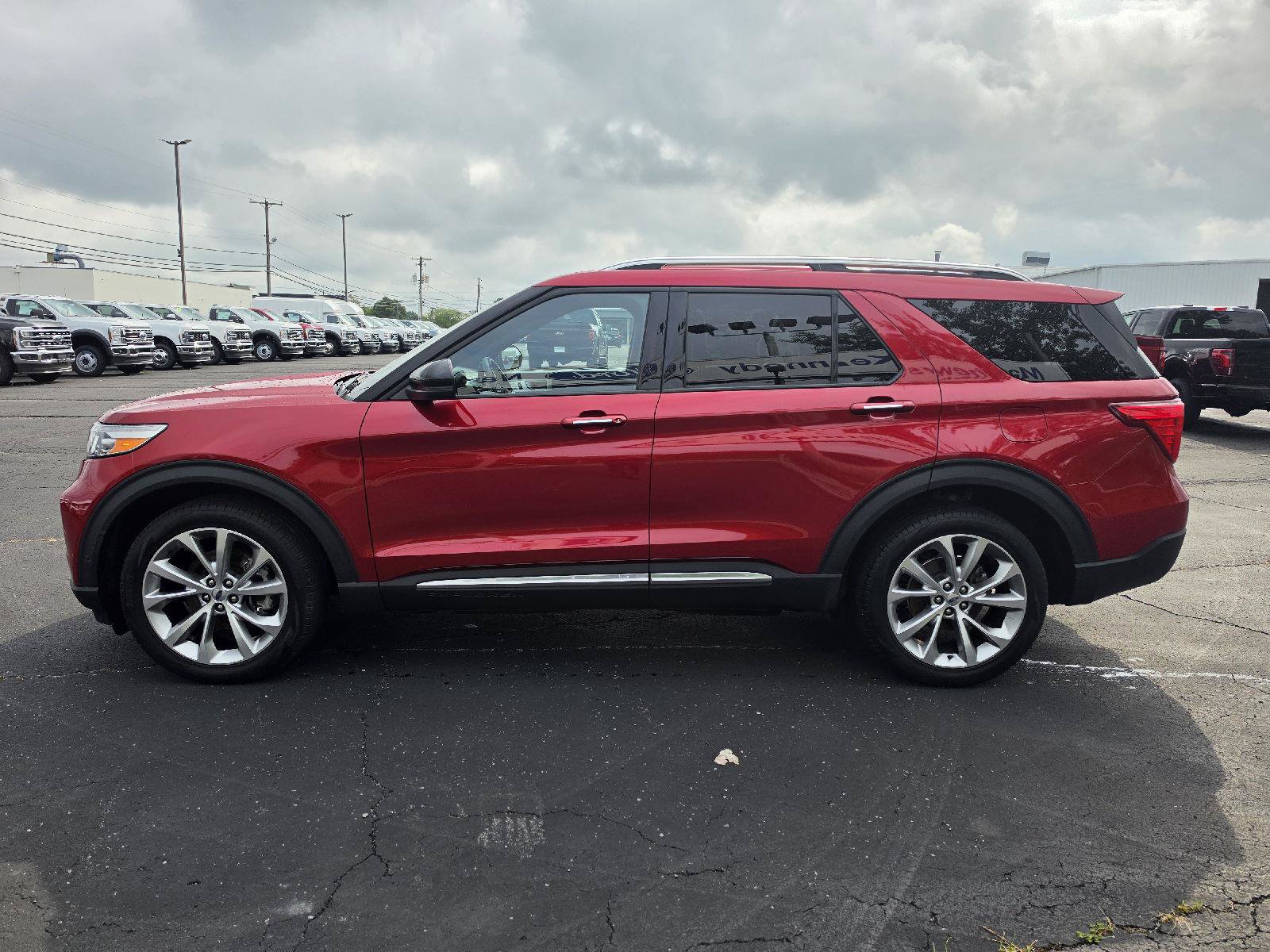 Used 2021 Ford Explorer Platinum w/ Equipment Group 601A AWD/4WD image 2