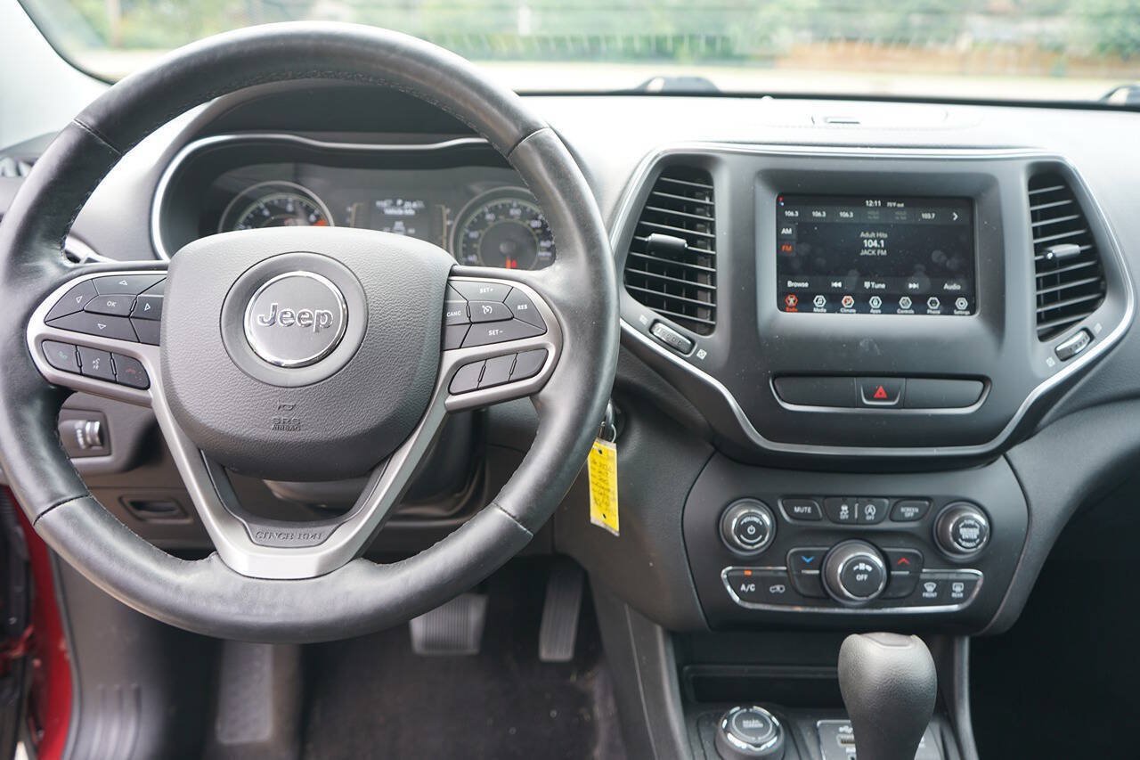 Used 2019 Jeep Cherokee Latitude w/ Cold Weather Group AWD/4WD image 19