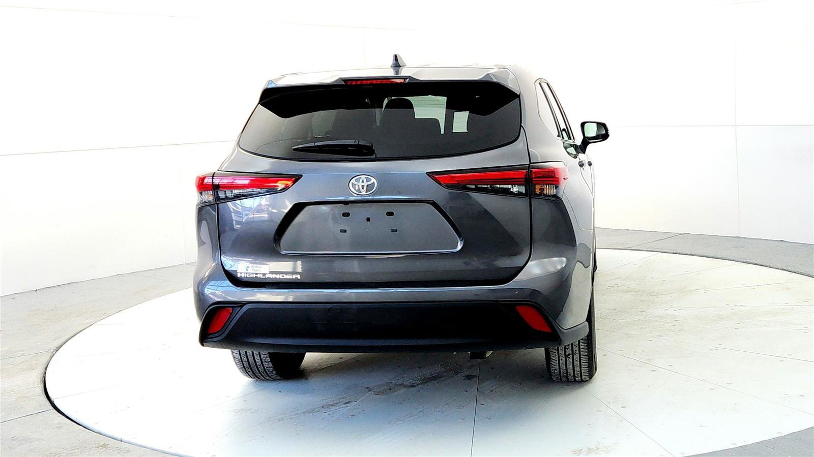 Certified 2023 Toyota Highlander L image 5