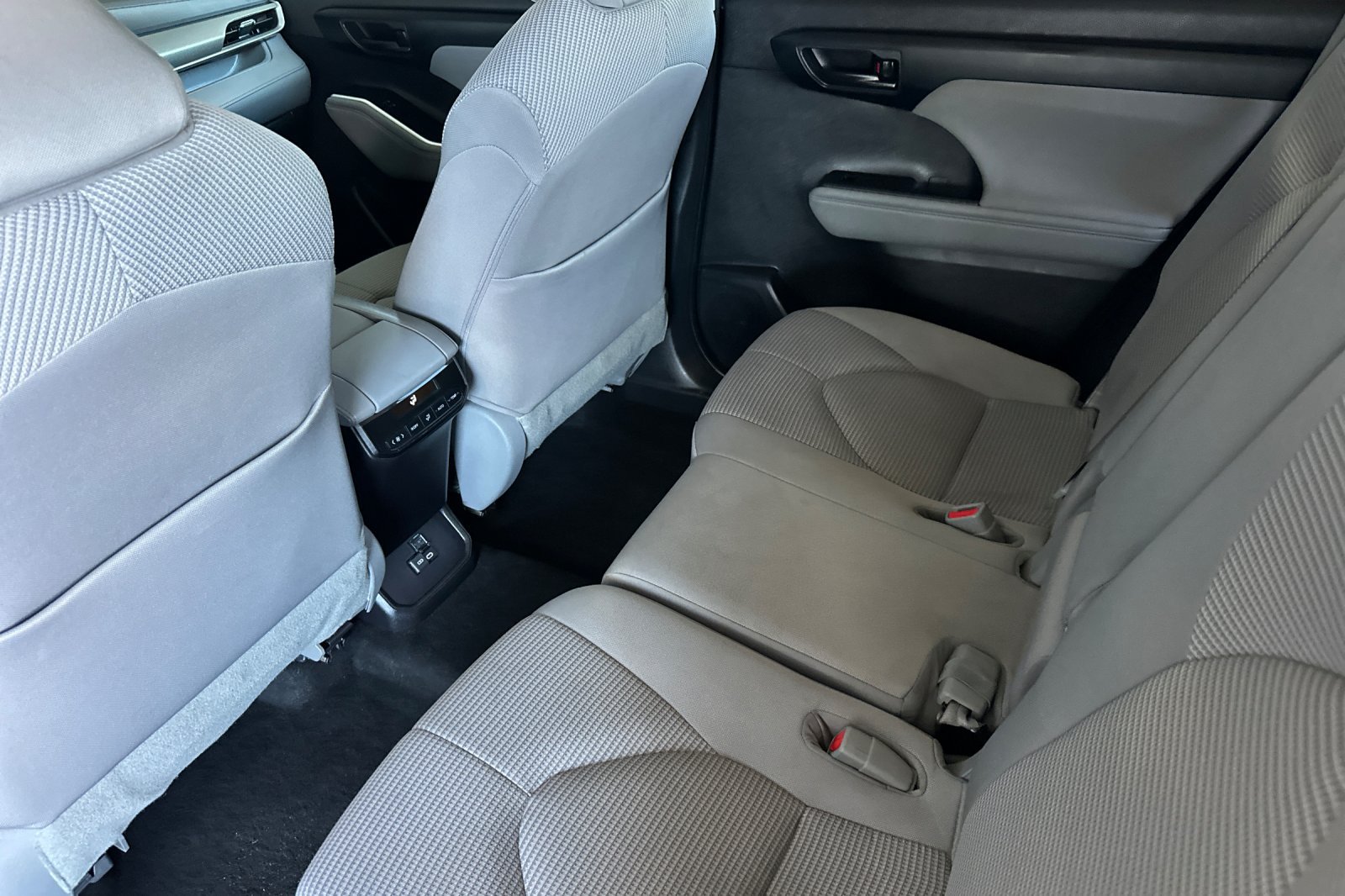 Used 2023 Toyota Highlander LE FWD image 12