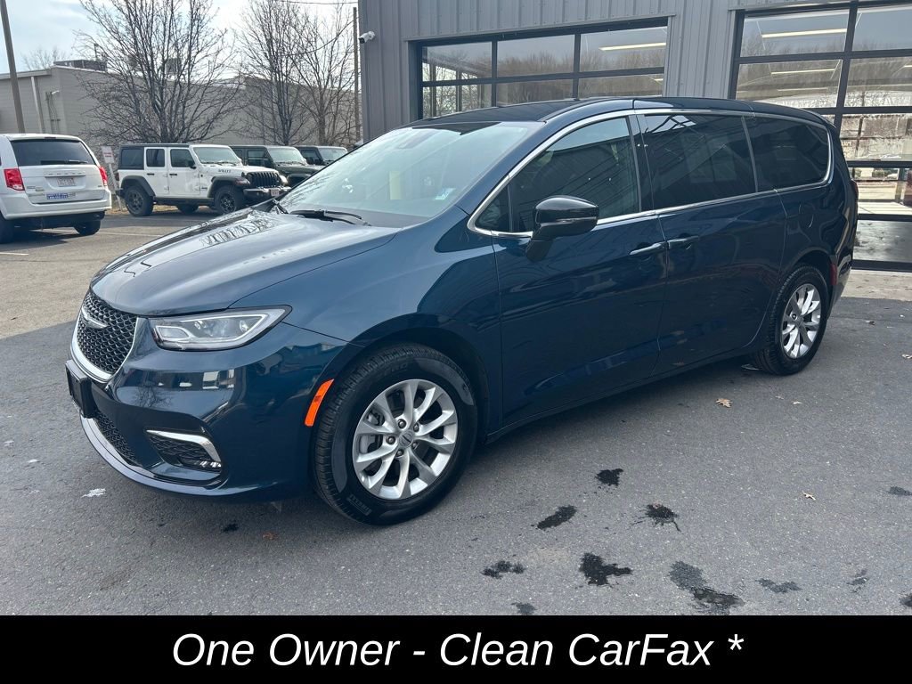 Used 2025 Chrysler Pacifica Select image 8