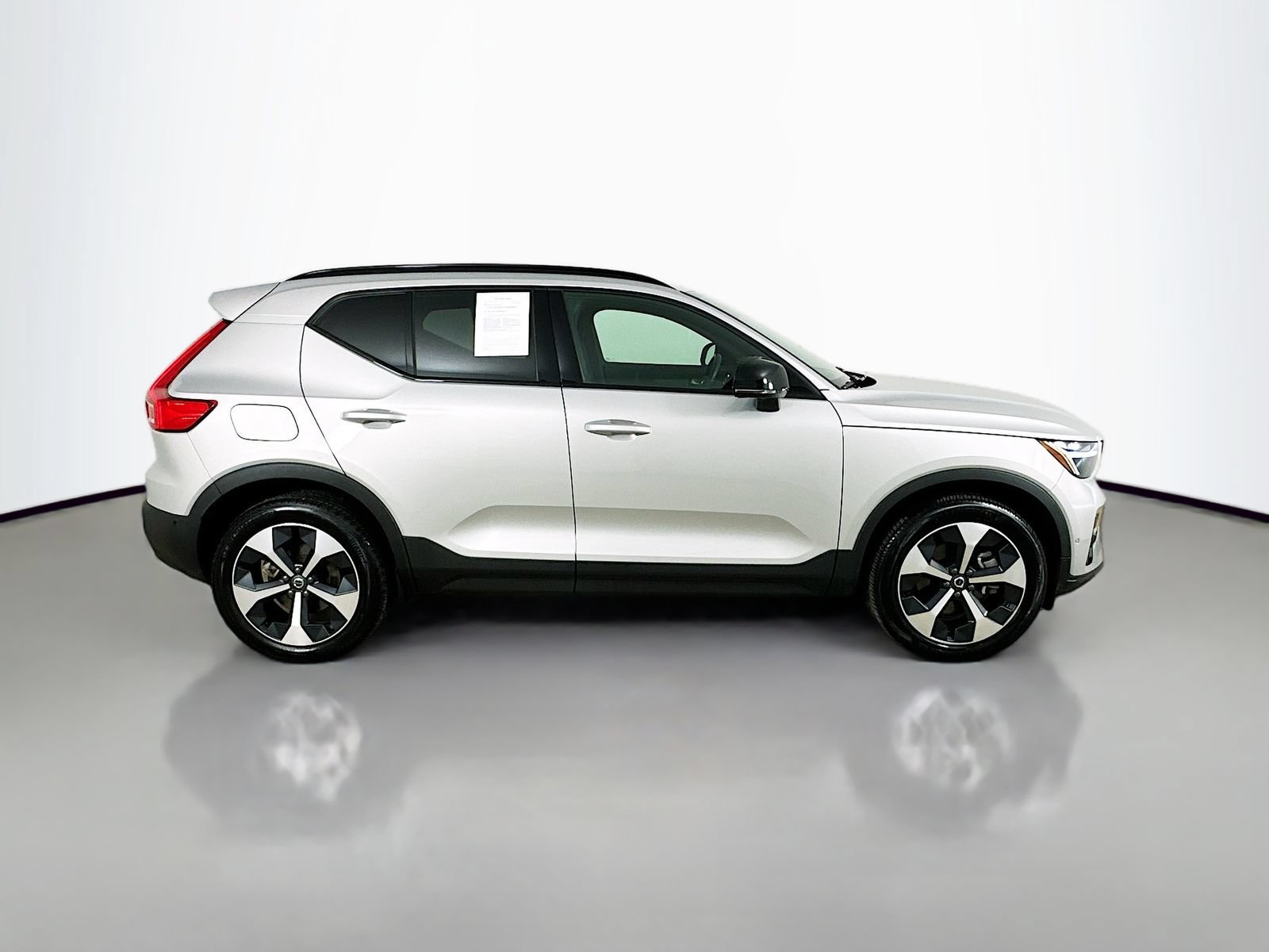 Used 2025 Volvo XC40 B5 Plus AWD/4WD image 4