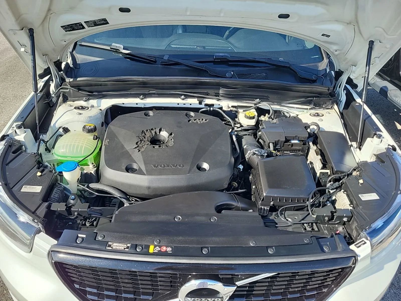 Used 2019 Volvo XC40 T4 R-Design image 6