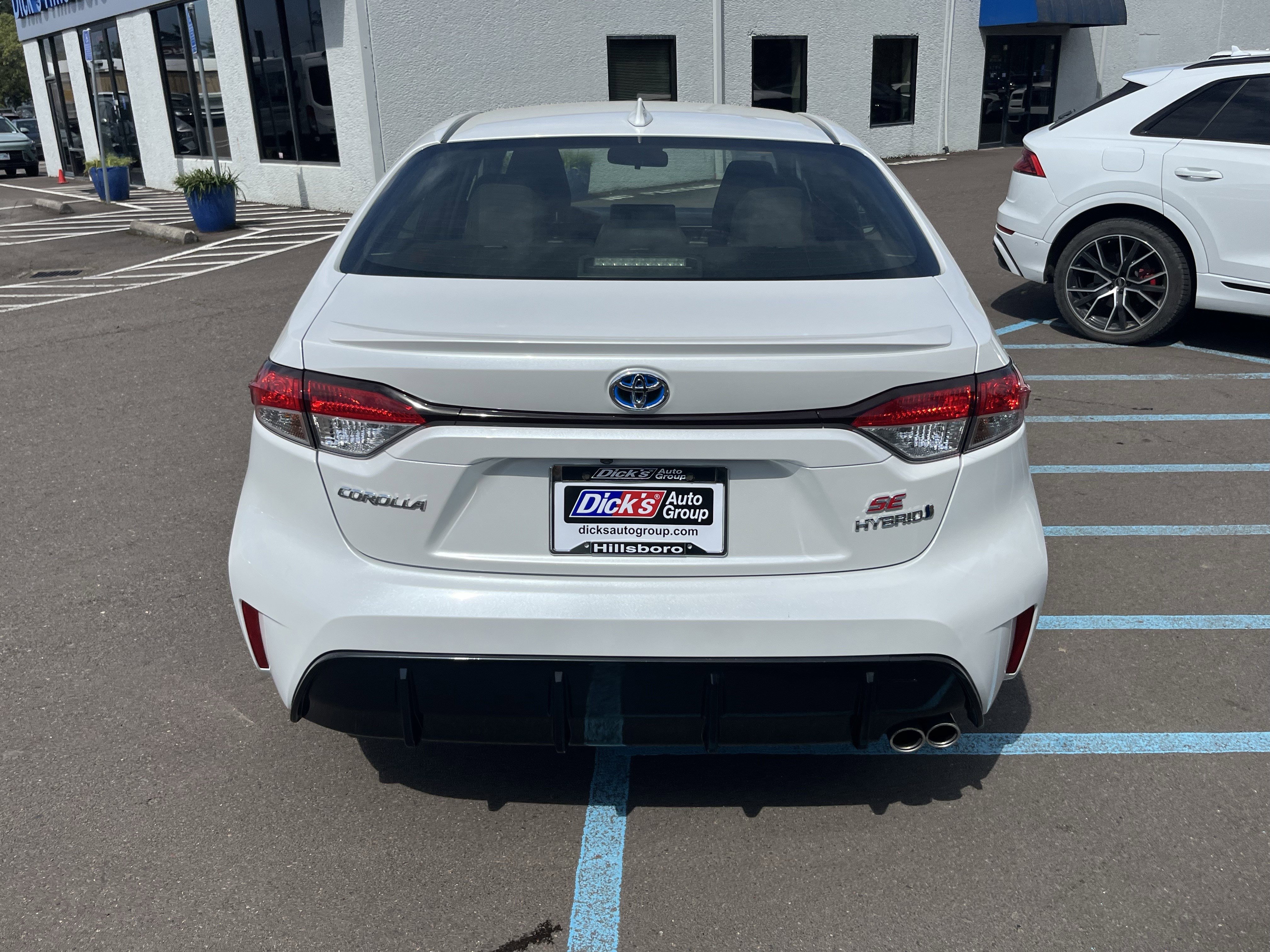 Used 2024 Toyota Corolla SE w/ SE Package FWD image 4