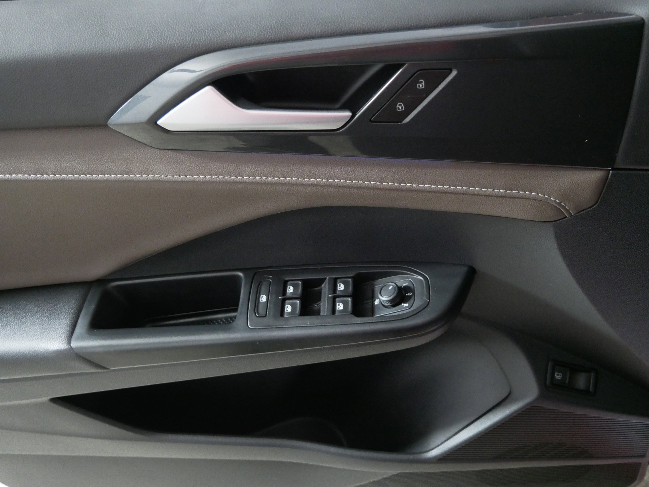 Certified 2022 Volkswagen Taos SEL w/ Panoramic Sunroof Package image 19