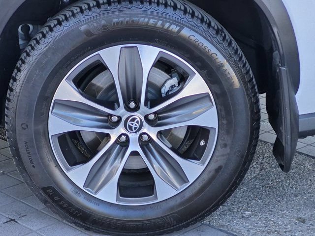 Used 2023 Toyota Highlander XLE AWD/4WD image 13