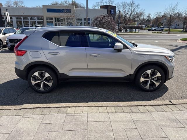 Used 2025 Volvo XC40 B5 Plus AWD/4WD image 6