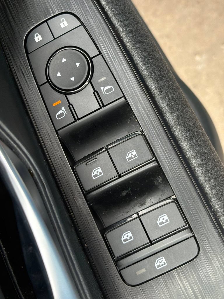 Used 2025 Nissan Kicks SV AWD/4WD image 18