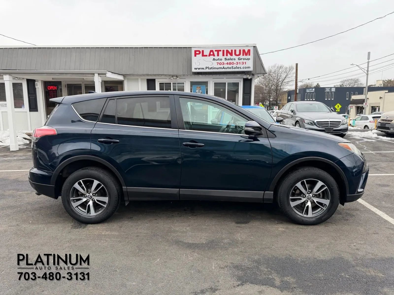 Used 2018 Toyota RAV4 XLE image 2