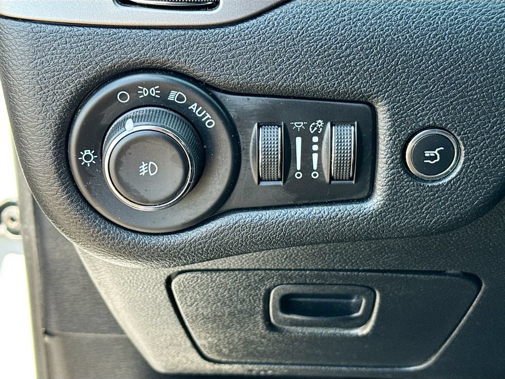 Used 2021 Jeep Cherokee Limited w/ Mopar Interior Package AWD/4WD image 10