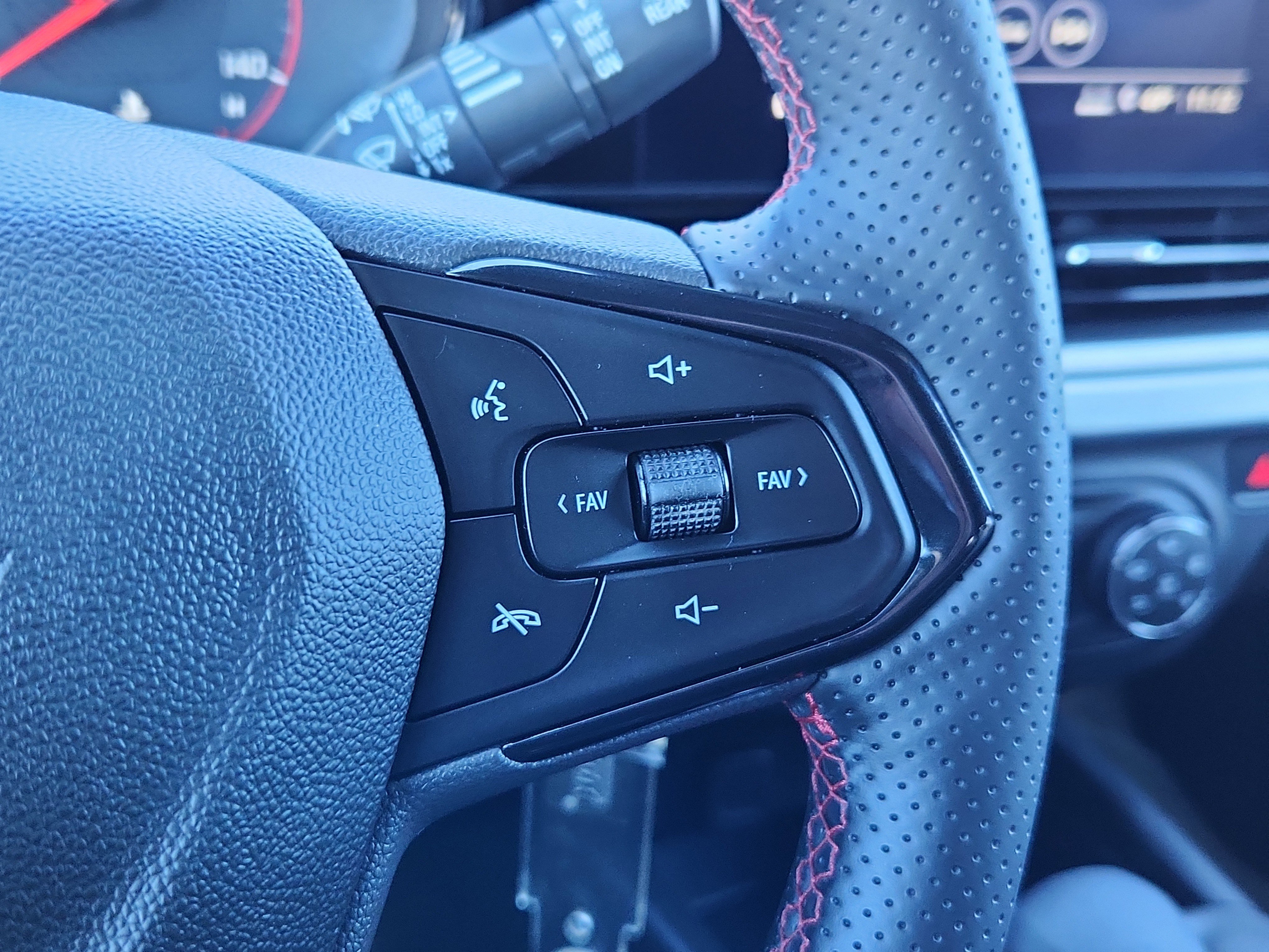 Used 2024 Chevrolet Trax RS image 18