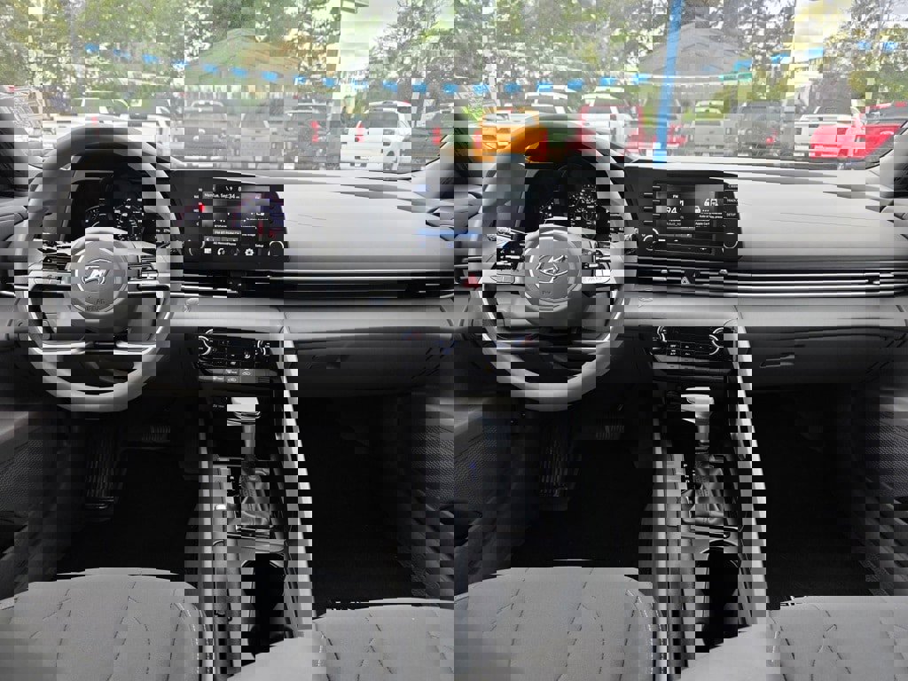 Used 2023 Hyundai Elantra SEL w/ Cargo Package image 11