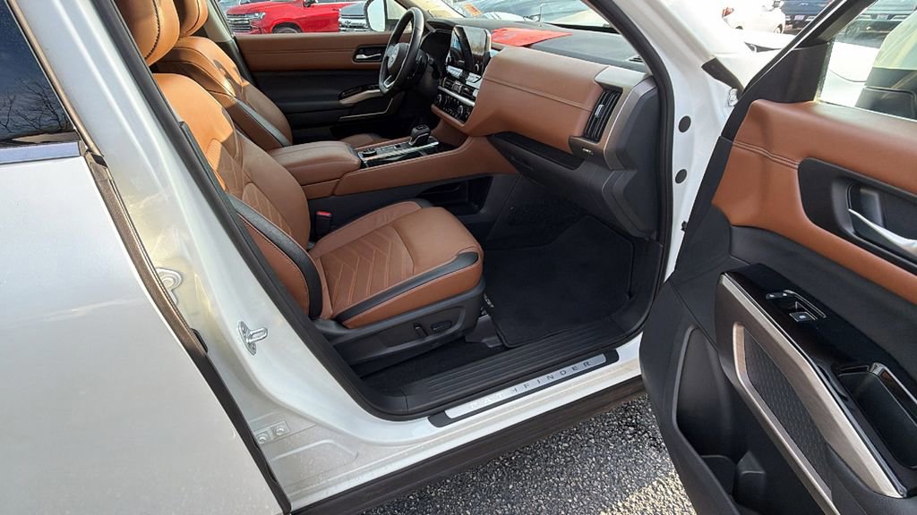 Used 2022 Nissan Pathfinder Platinum image 17