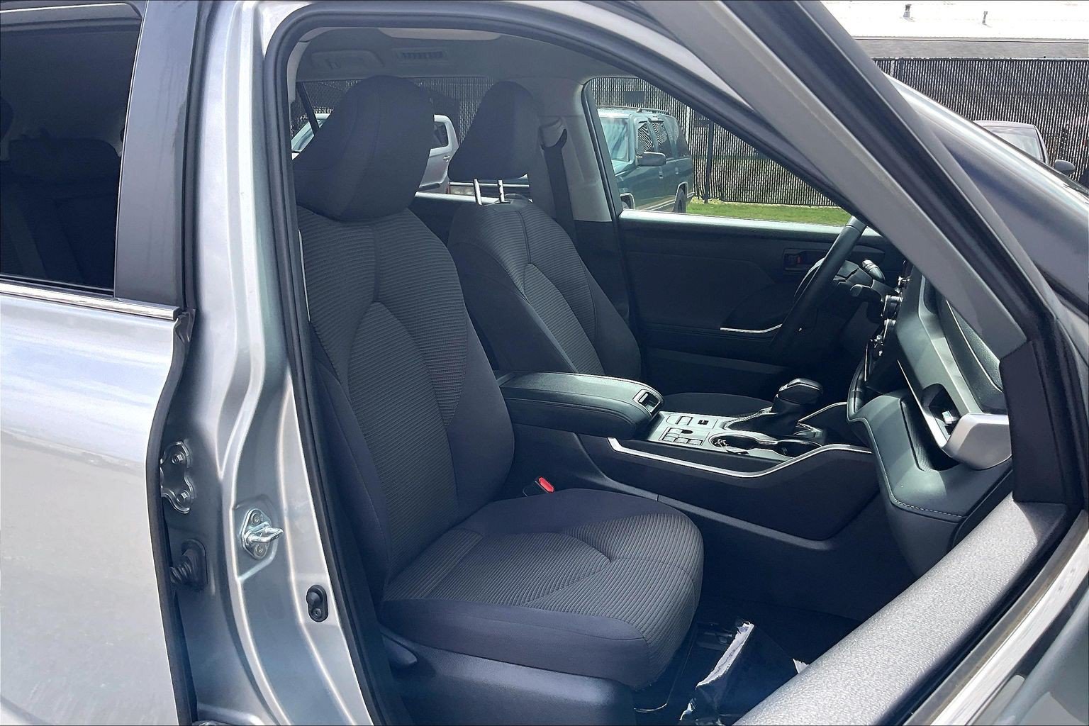 Used 2024 Toyota Highlander LE AWD/4WD image 9