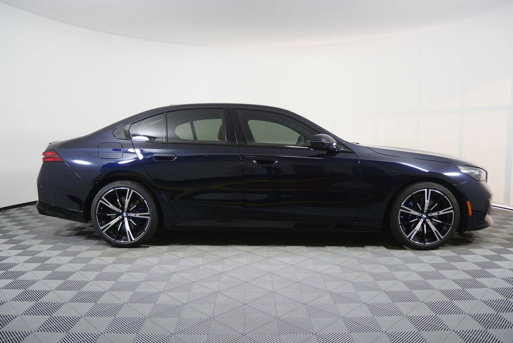 Used 2025 BMW 530i w/ M Sport Package RWD image 2