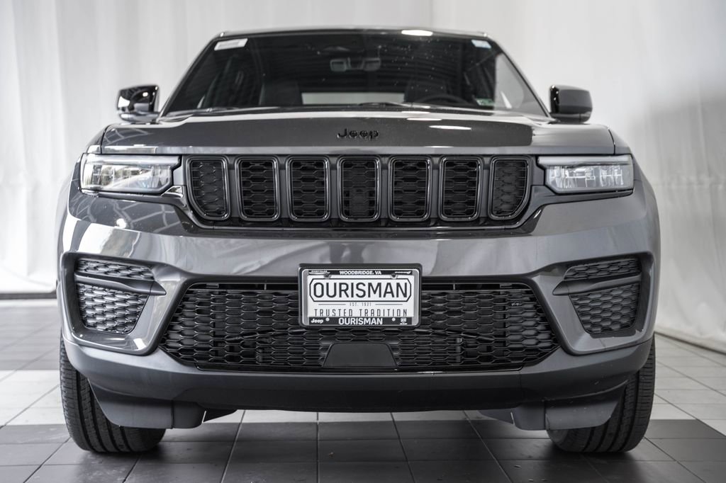 New 2025 Jeep Grand Cherokee 4WD image 2