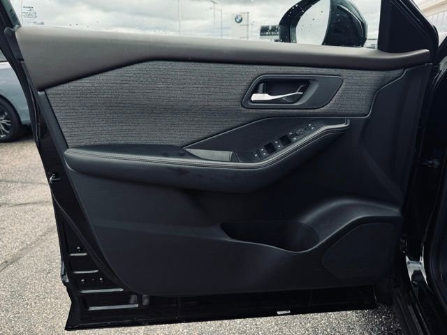 Used 2023 Nissan Rogue SV image 11