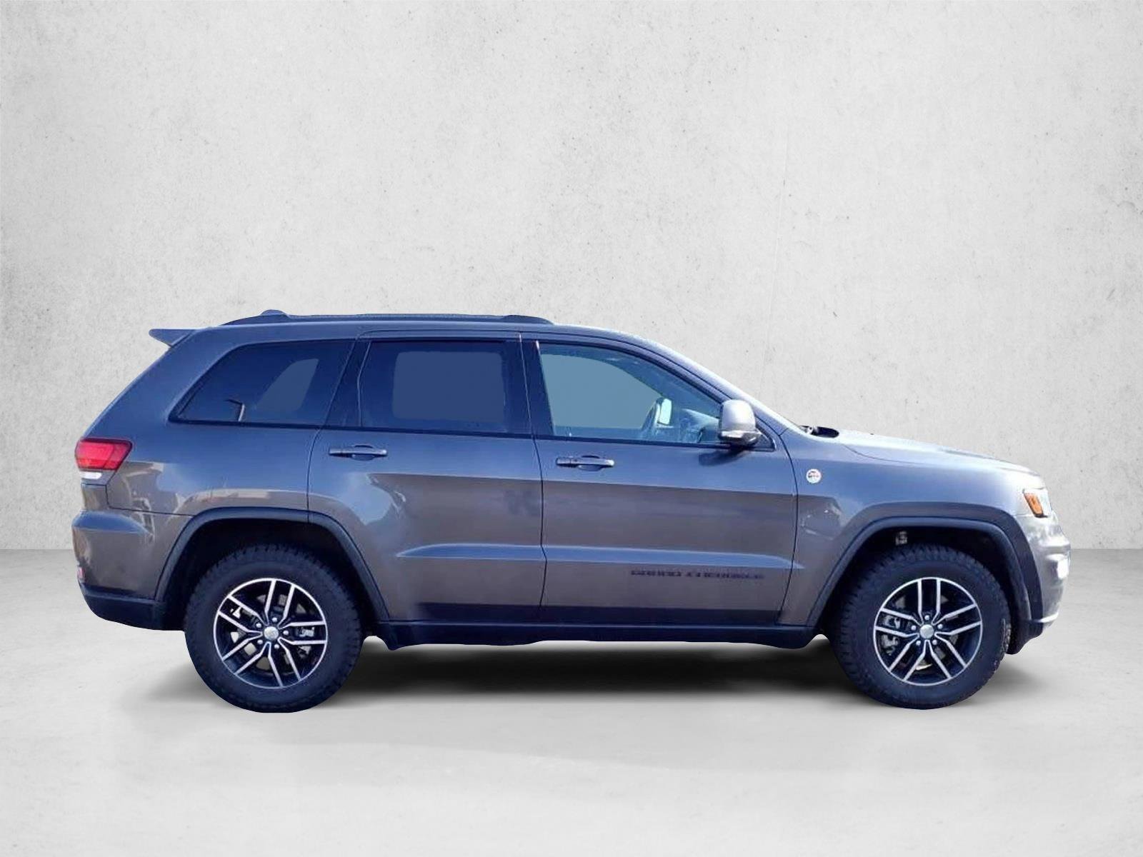 Used 2017 Jeep Grand Cherokee Trailhawk w/ Trailhawk Luxury Group AWD/4WD image 4