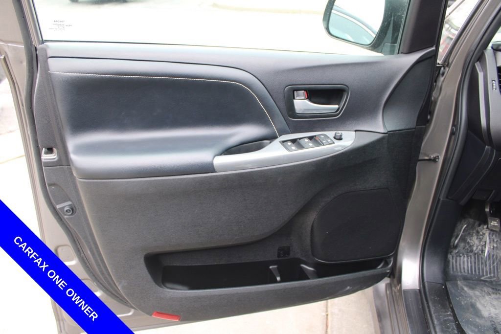 Used 2017 Toyota Sienna SE Premium image 18
