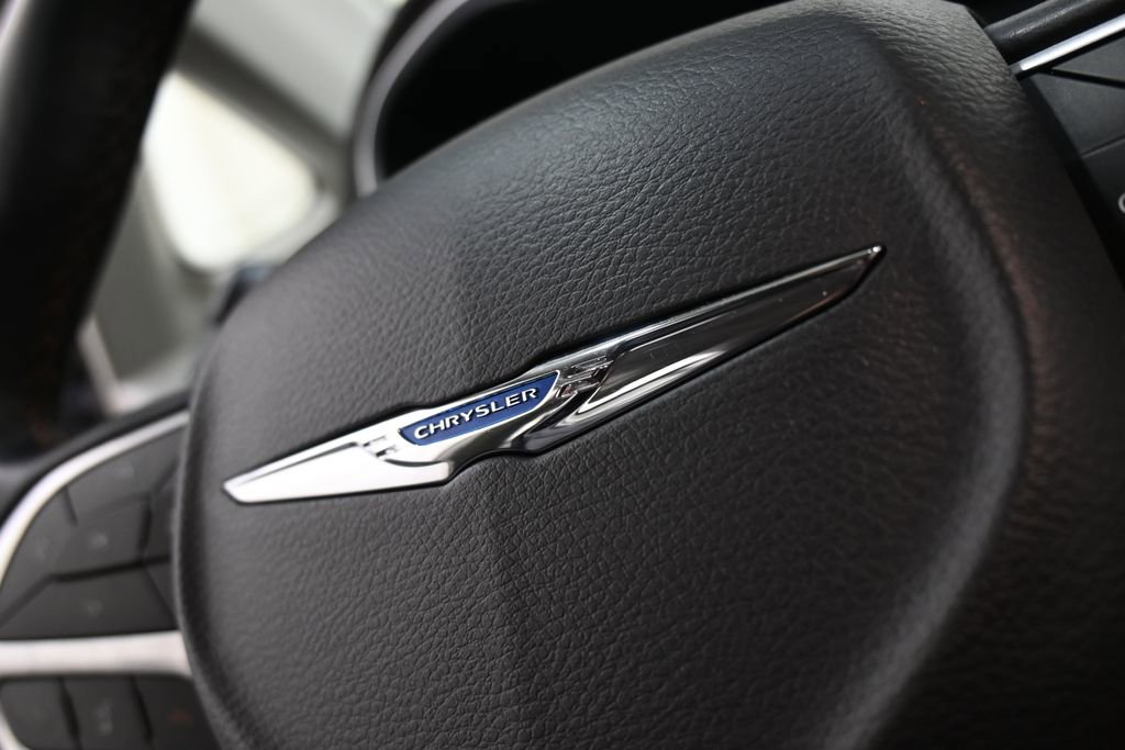 Used 2018 Chrysler Pacifica Touring-L Plus image 24