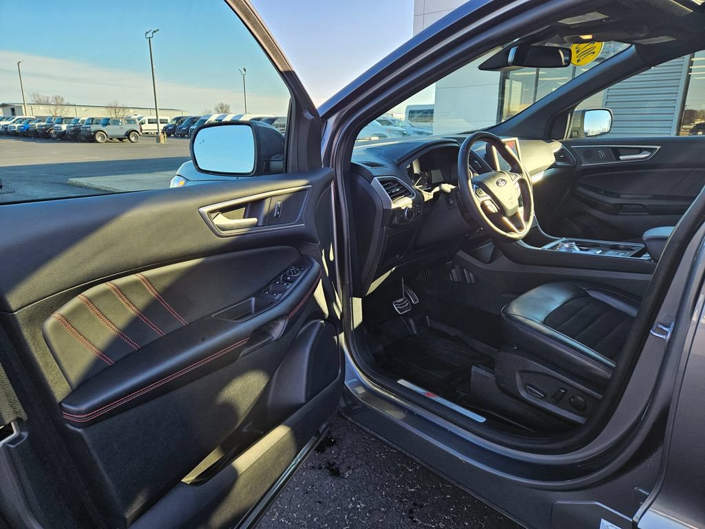 Used 2023 Ford Edge ST-Line w/ Class II Trailer Tow Package AWD/4WD image 13