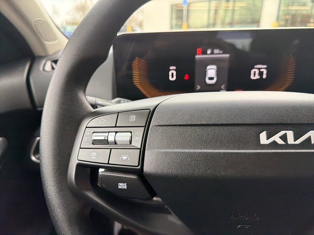 Used 2025 Kia K4 LXS image 31