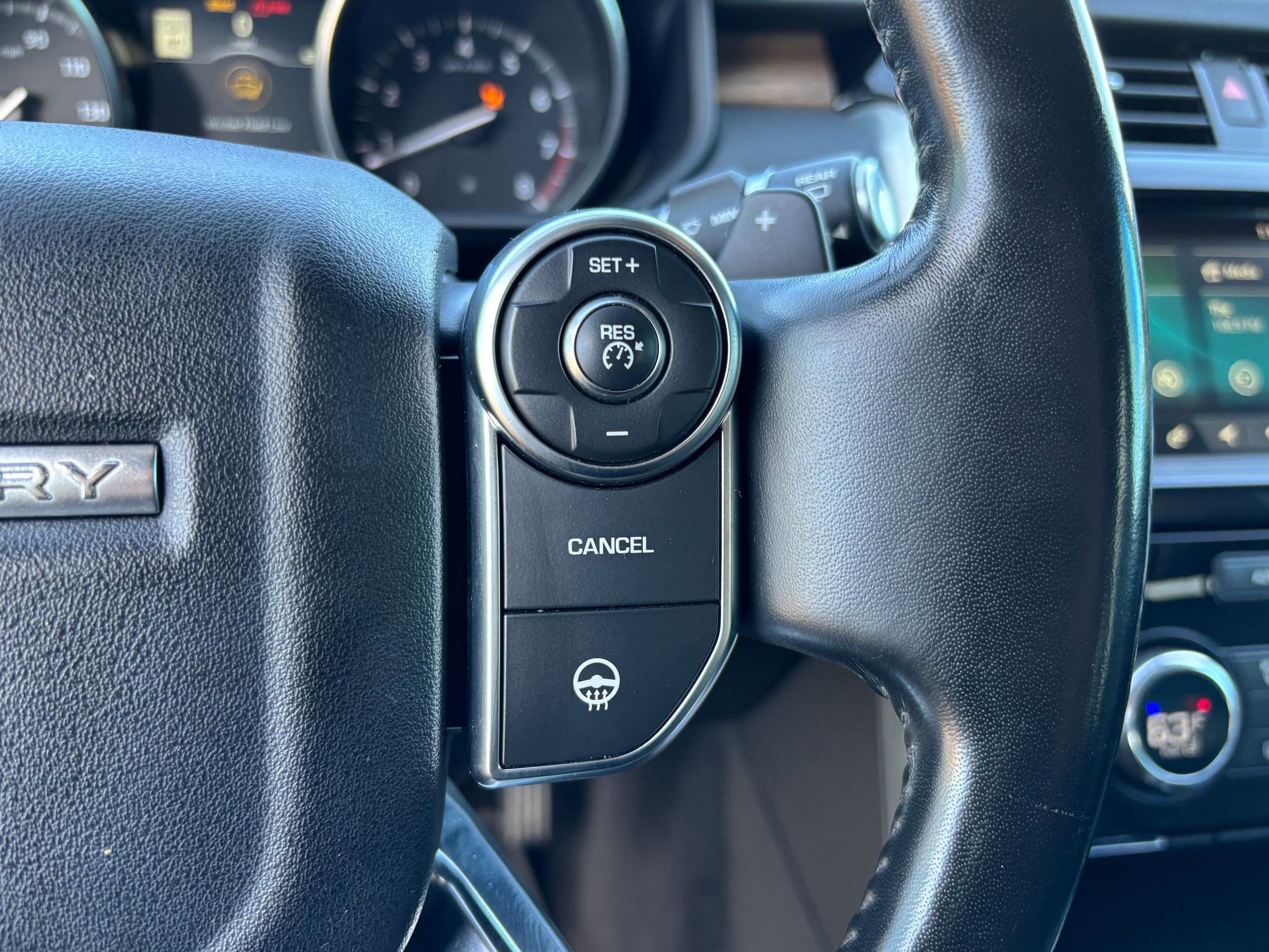 Used 2017 Land Rover Discovery HSE image 19