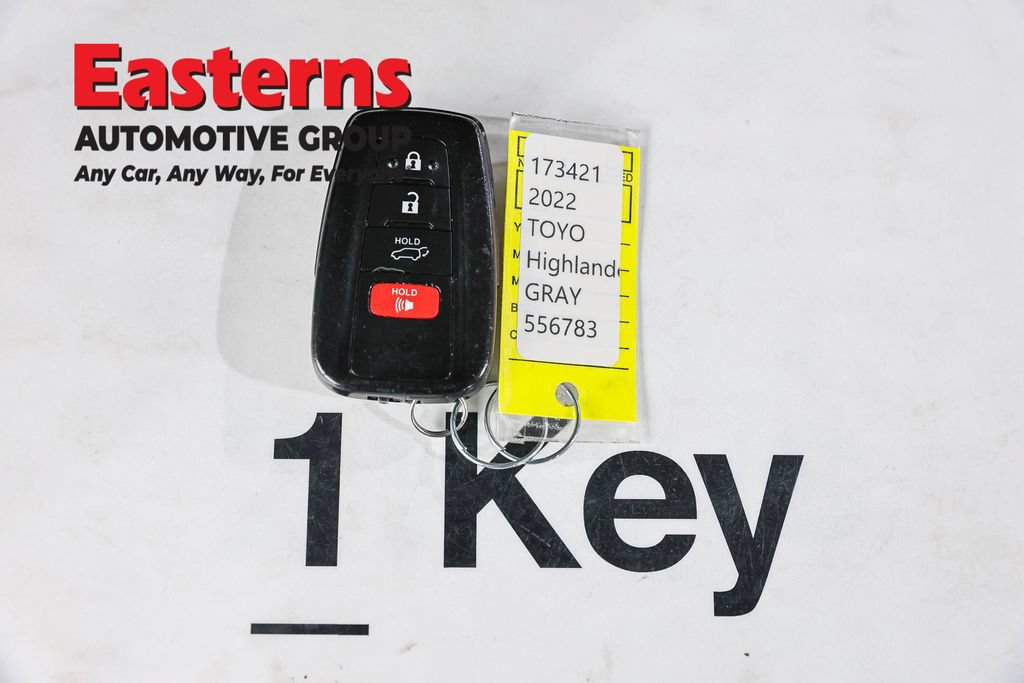 Used 2022 Toyota Highlander XLE AWD/4WD image 25