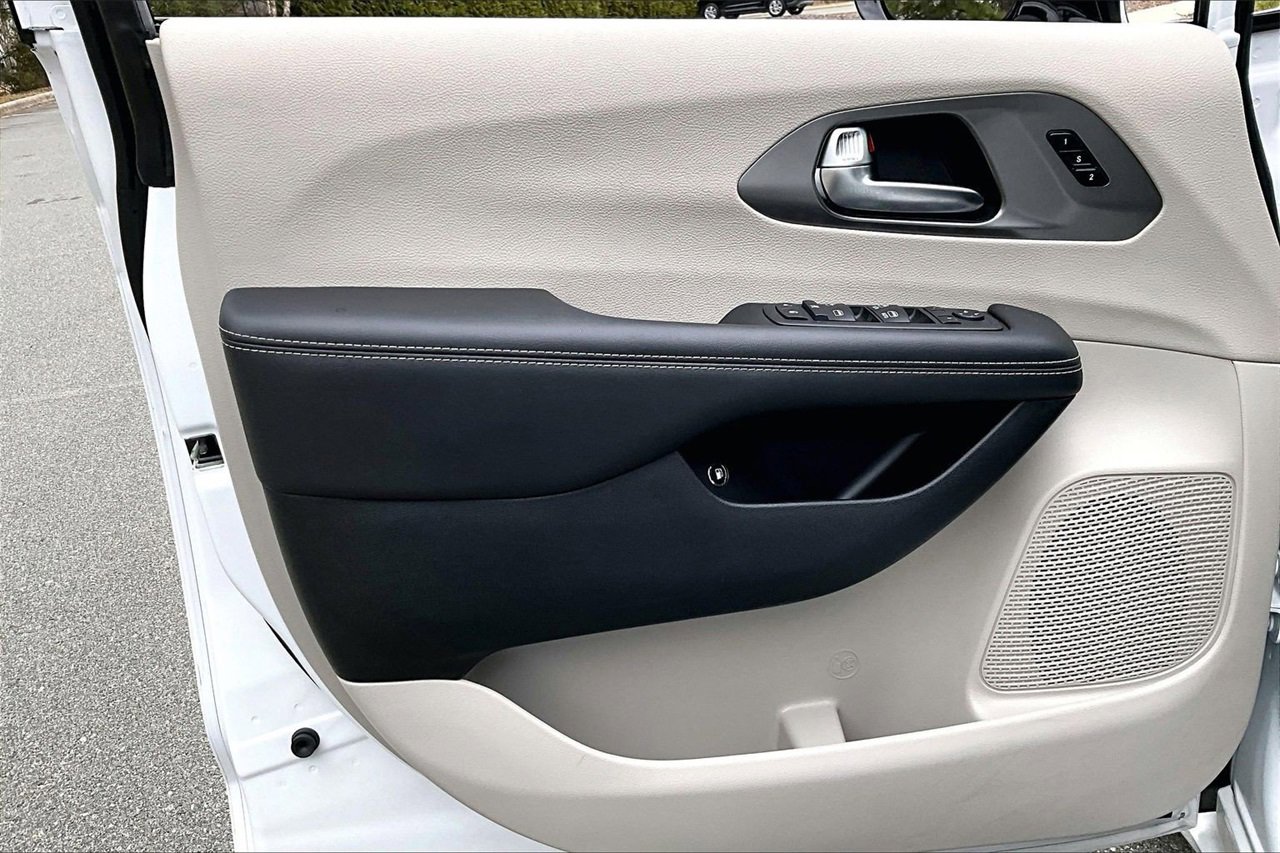 Certified 2024 Chrysler Pacifica Select image 27
