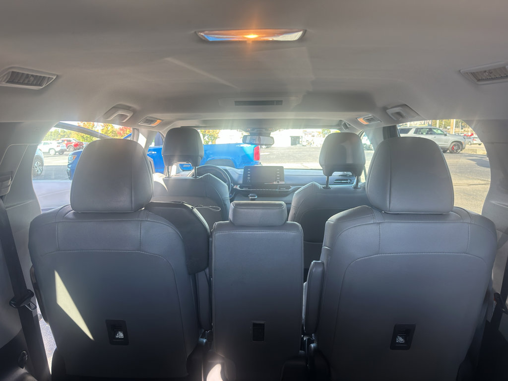 Used 2024 Toyota Sienna XLE FWD image 11